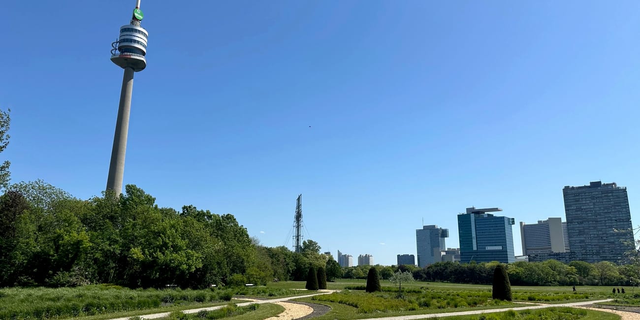 Wieża donauturm w wiedniu nad zielonym parkiem i panoramą miasta