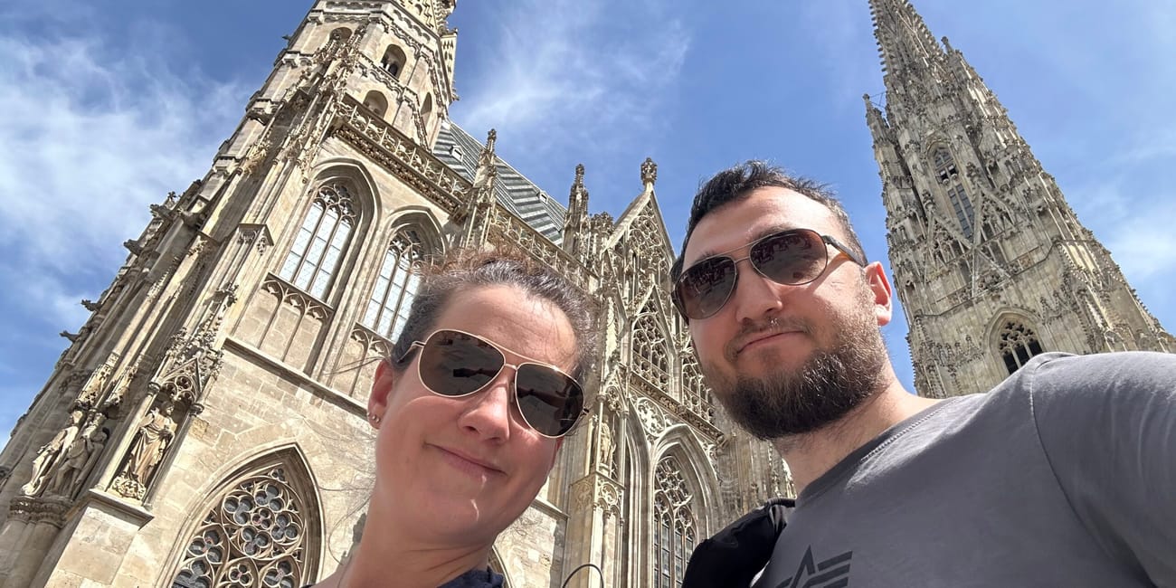 Selfie przed katedrą św. Szczepana w wiedniu z dwiema wieżami na tle nieba