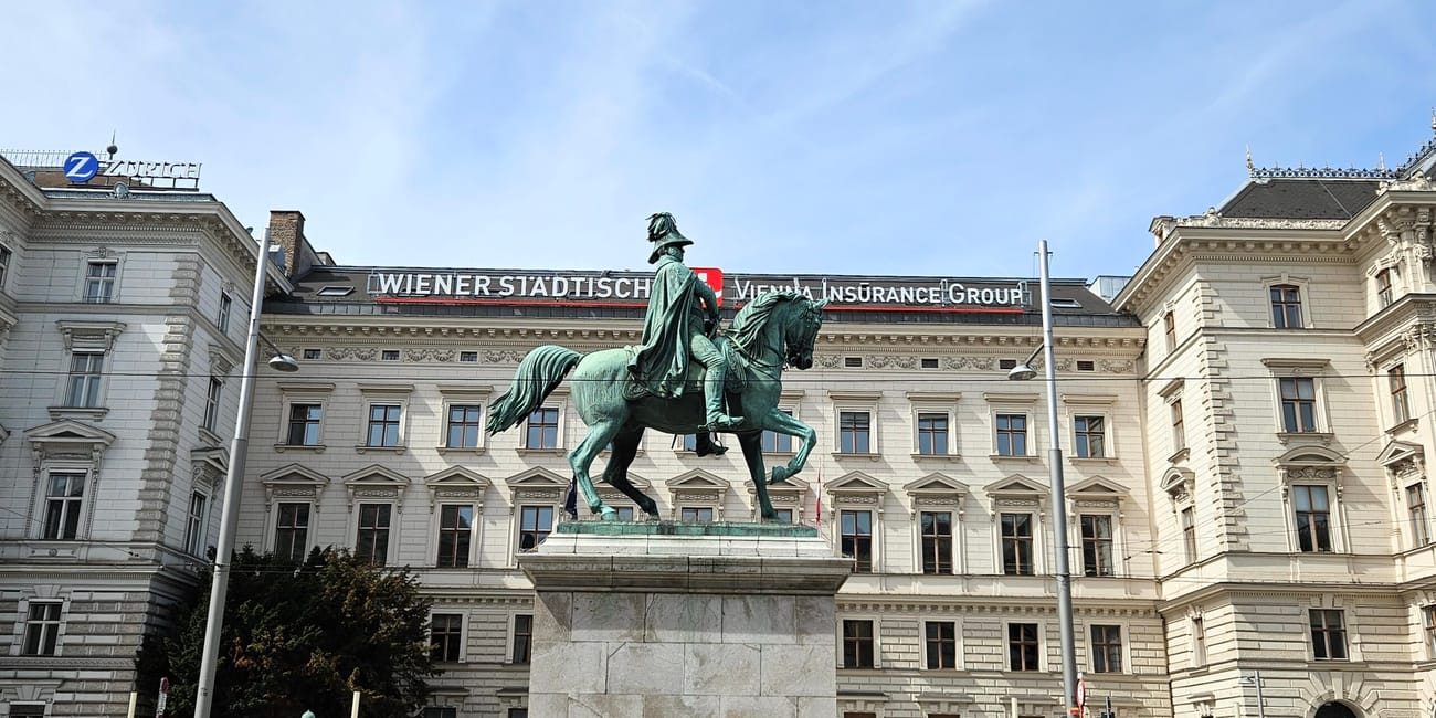 Pomnik konny na schwarzenbergplatz w wiedniu.