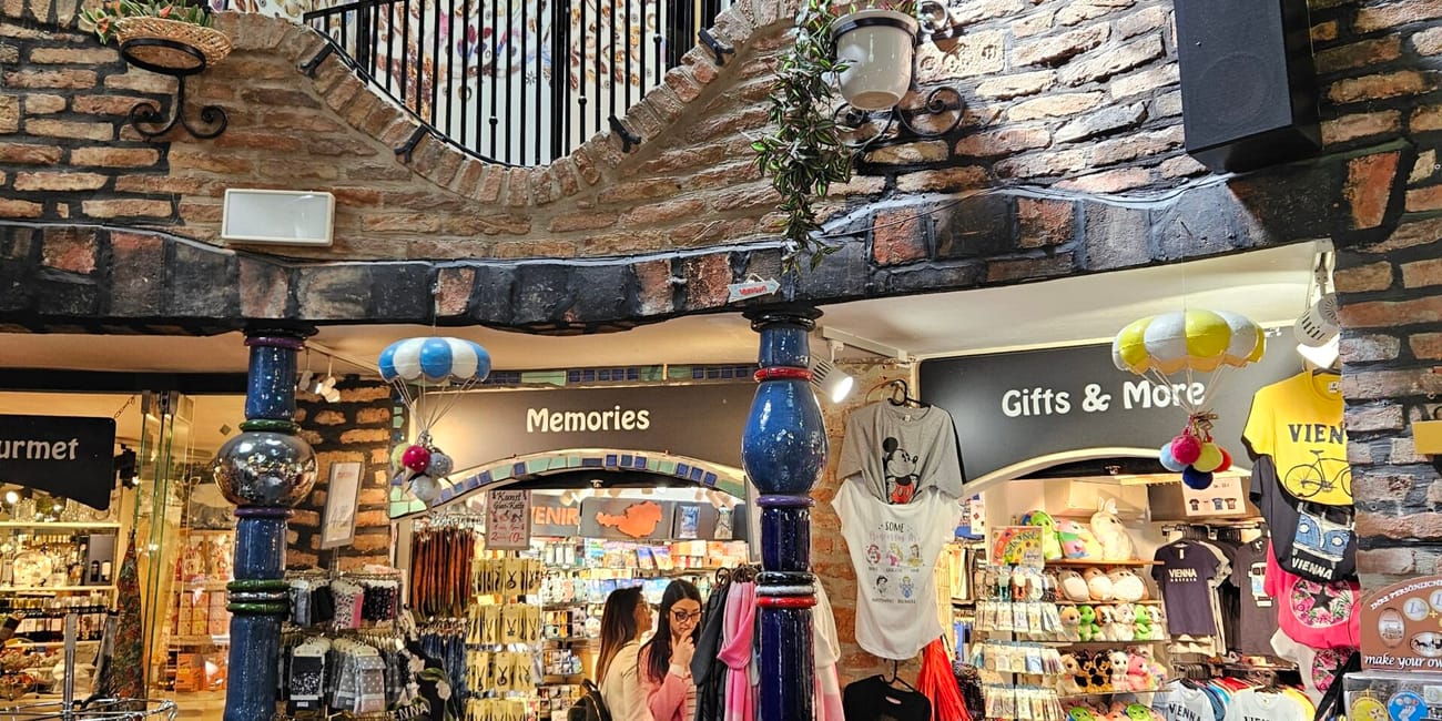Wnętrze hundertwasser house w wiedniu z kolorowymi sklepikami i pamiątkami