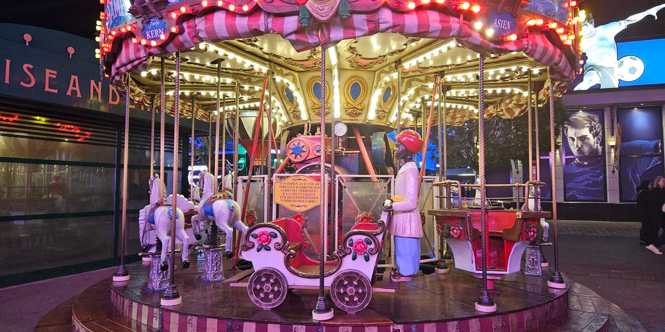 Karuzela na wiener prater nocą, ozdobiona kolorowymi światłami.