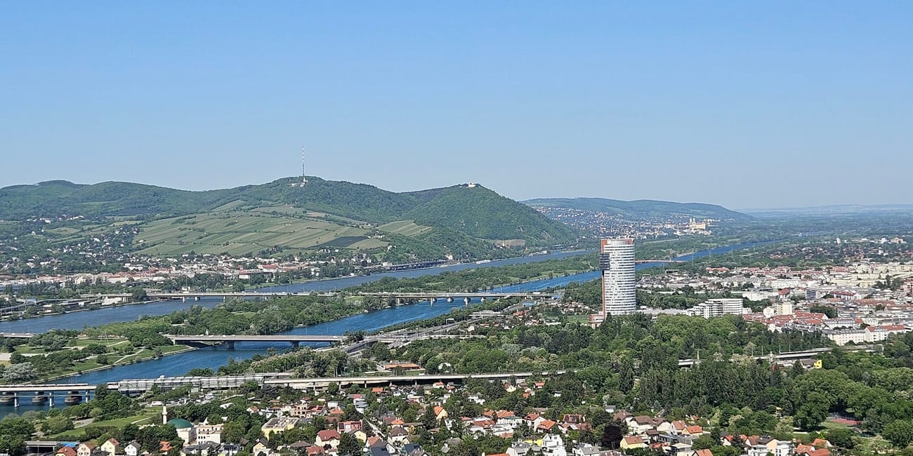 Widok z donauturm w wiedniu na dunaj, mosty i zielone wzgórza