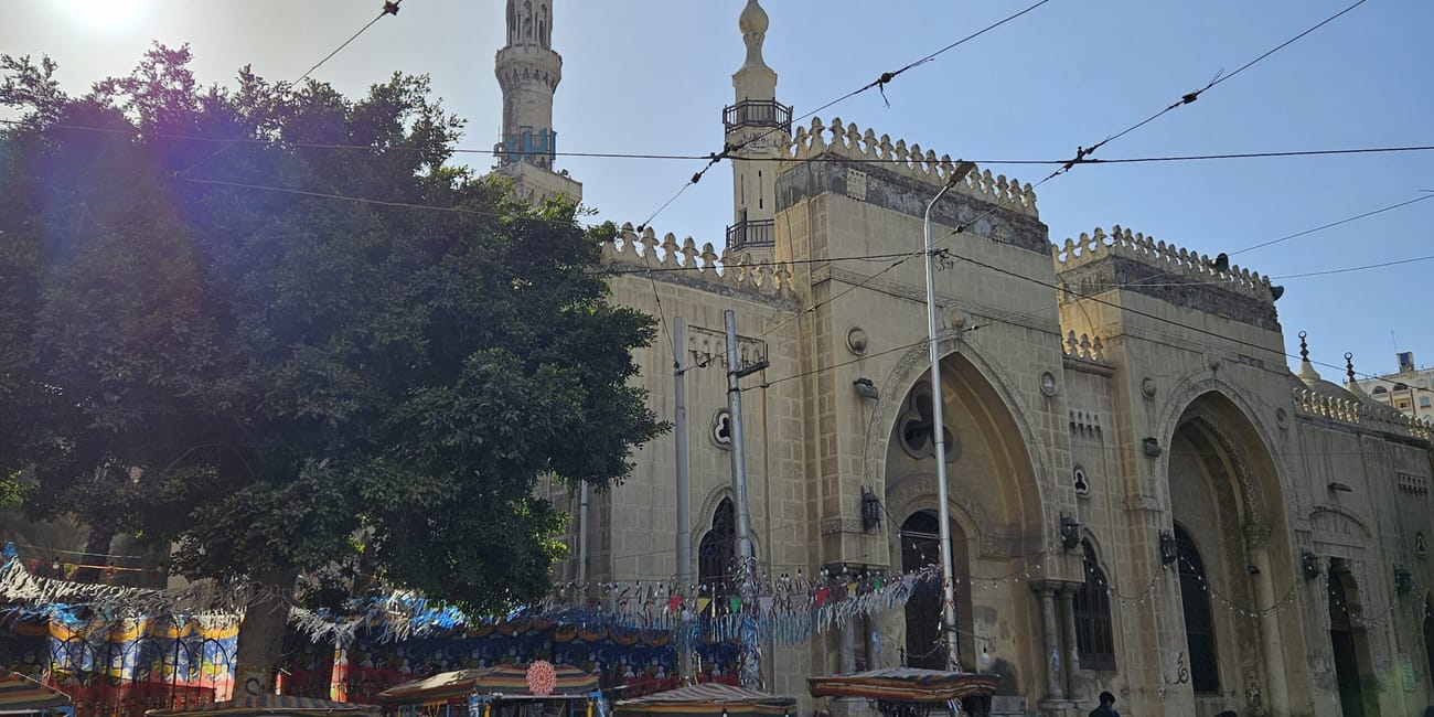 Meczet sidi morsi abu al-abbas w aleksandrii z karuzelami przed wejściem