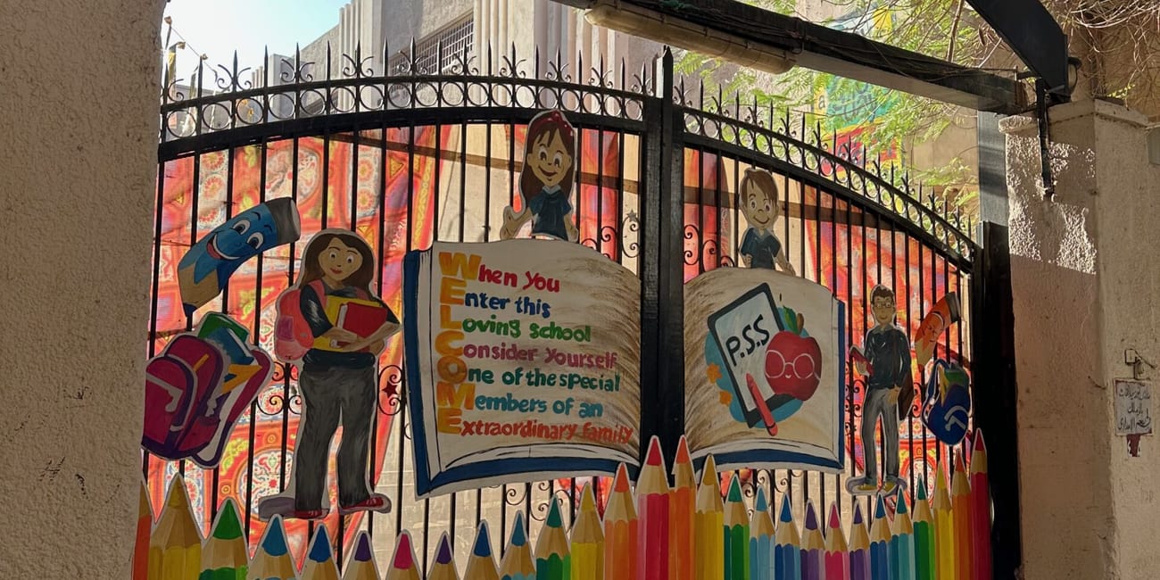 Brama port said schools w kairze-zamelek z kolorową szkolną dekoracją i napisem powitalnym
