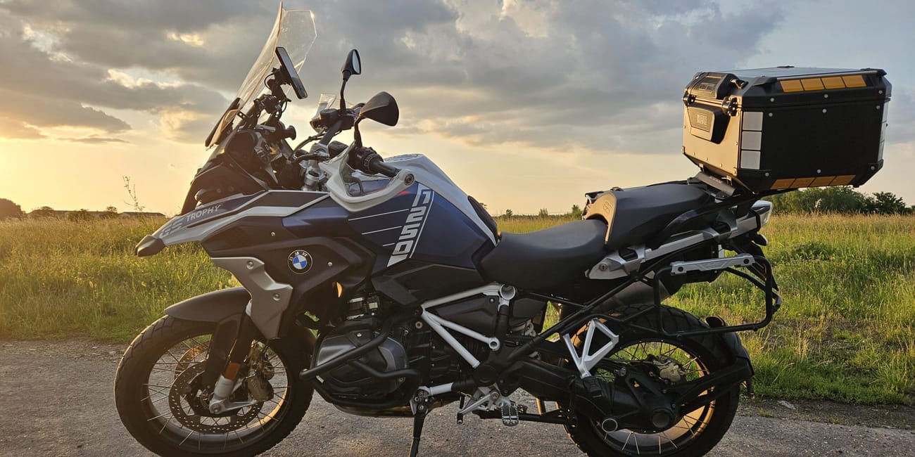 Motocykl turystyczny bmw gs trophy na wiejskiej drodze w niemczech o zachodzie słońca