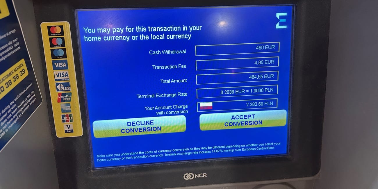 Bankomat w berlinie z ekranem opłaty za przewalutowanie transakcji.