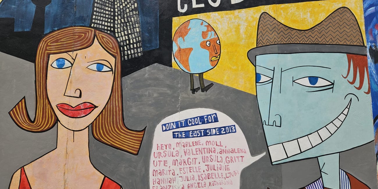 Mural na mauer w berlinie z postaciami i napisem club.