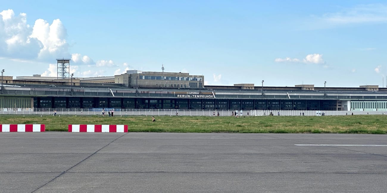 Flughafen tempelhof w berlinie z pasem startowym i terminalem na tle nieba