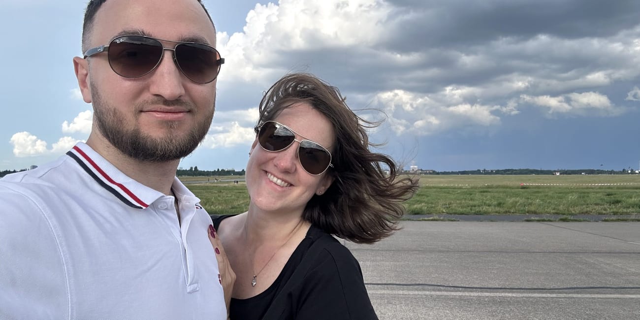 Para na tle pasa startowego na flughafen tempelhof w berlinie