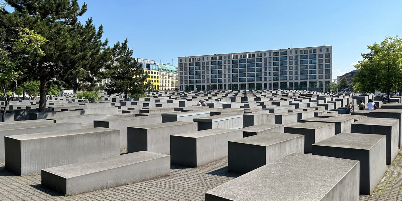 Pomnik pomordowanych żydów europy w berlinie z betonowych bloków pod błękitnym niebem