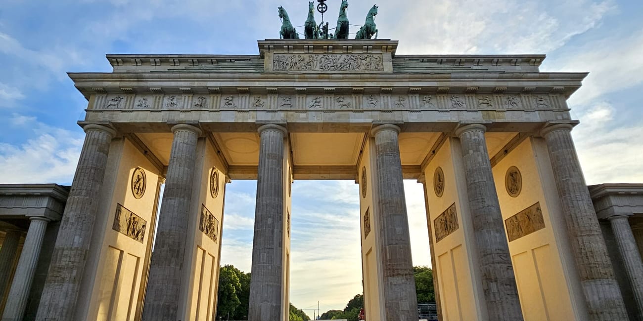 Brama brandenburska w berlinie, widok od frontu z kwadrygą na szczycie.