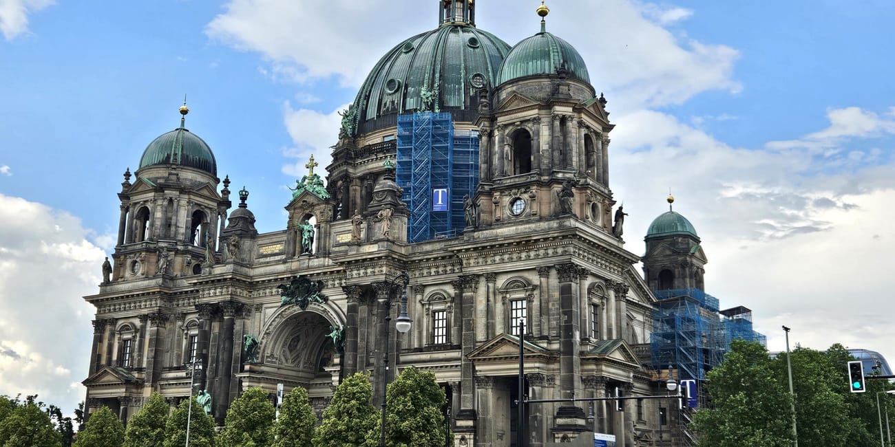 Berlińska katedra w berlinie z kopułami i rusztowaniami, widziana od frontu.