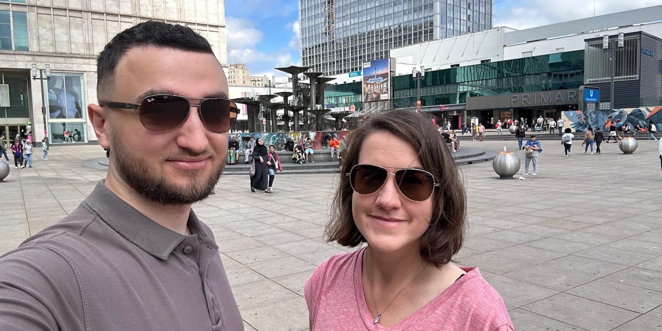 Selfie pary na alexanderplatz w berlinie, z wieżowcami i placem w tle