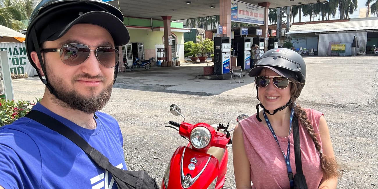 Para motocyklem przed stacją benzynową w wietnamie