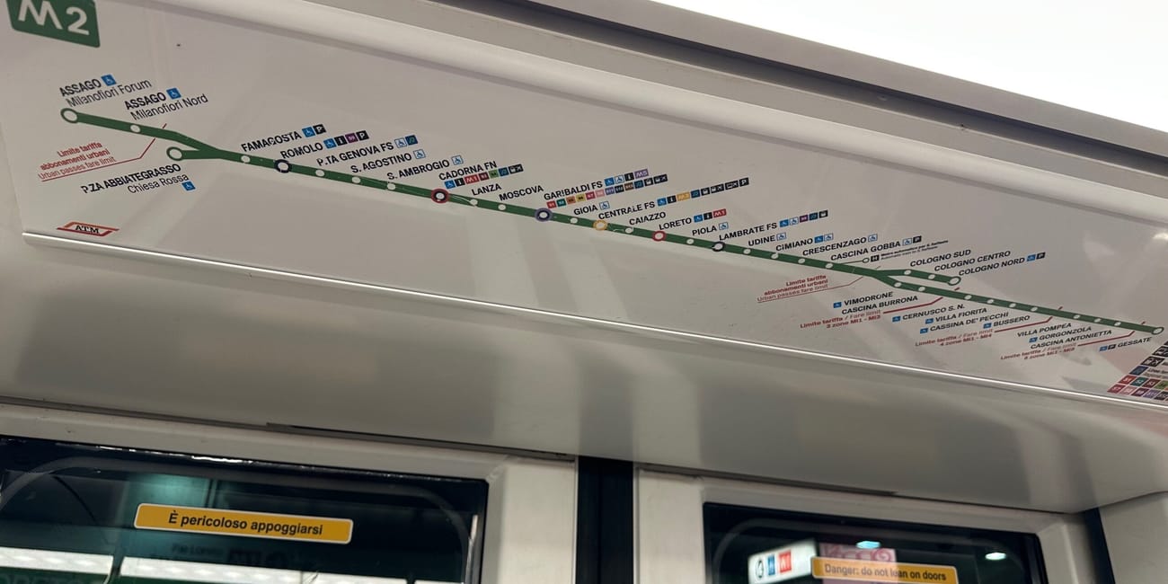 Schemat linii m2 metra w mediolanie nad drzwiami wagonu.