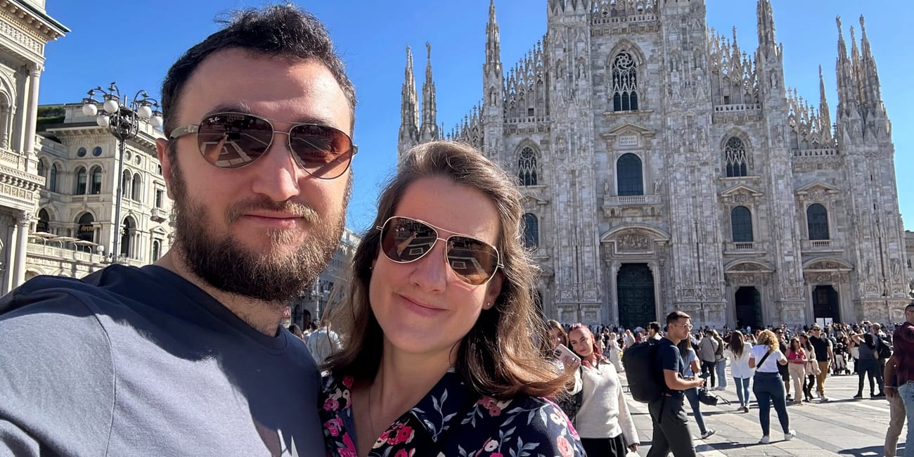 Para zwiedzających przed katedrą duomo w mediolanie