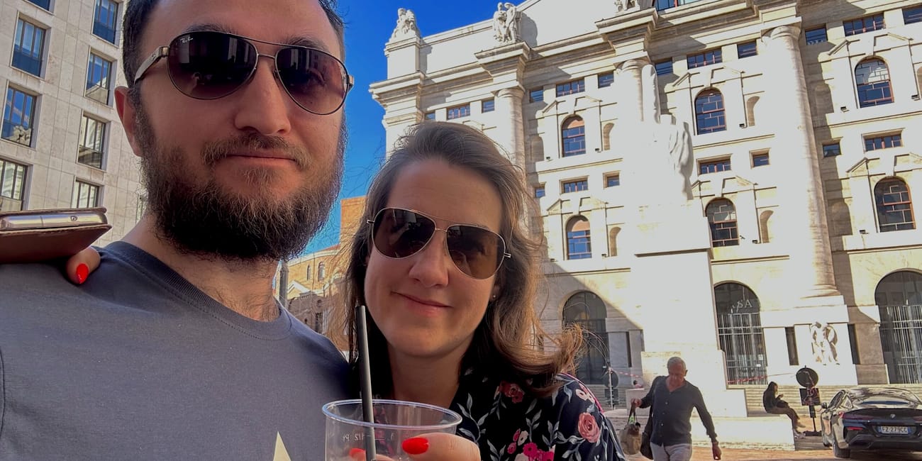 Para przy drinku przed budynkiem w milano love, włochy