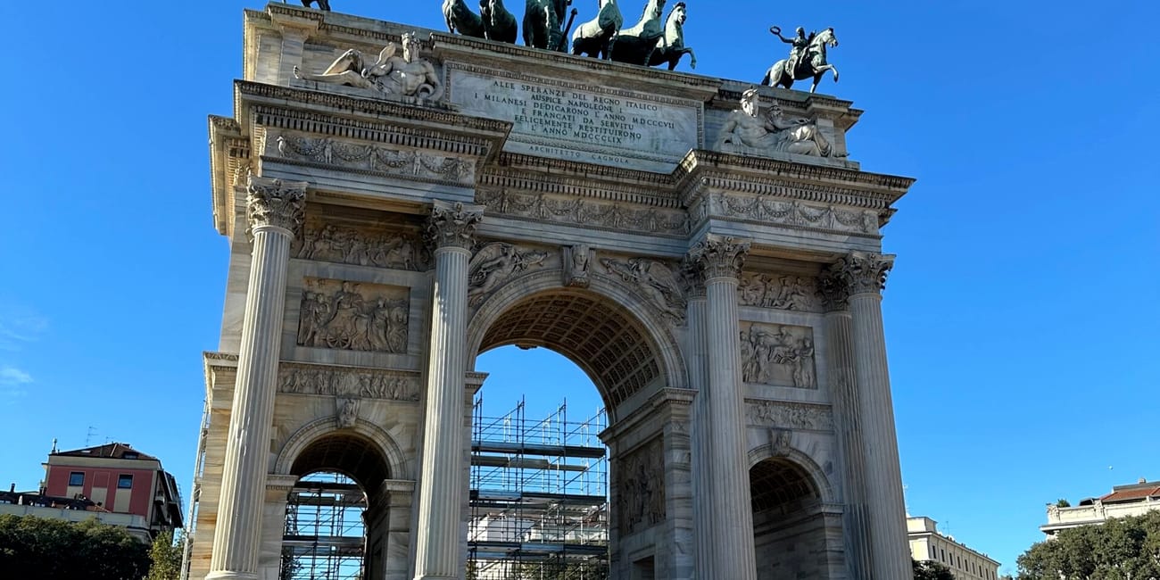Arco della pace w mediolanie pod błękitnym niebem