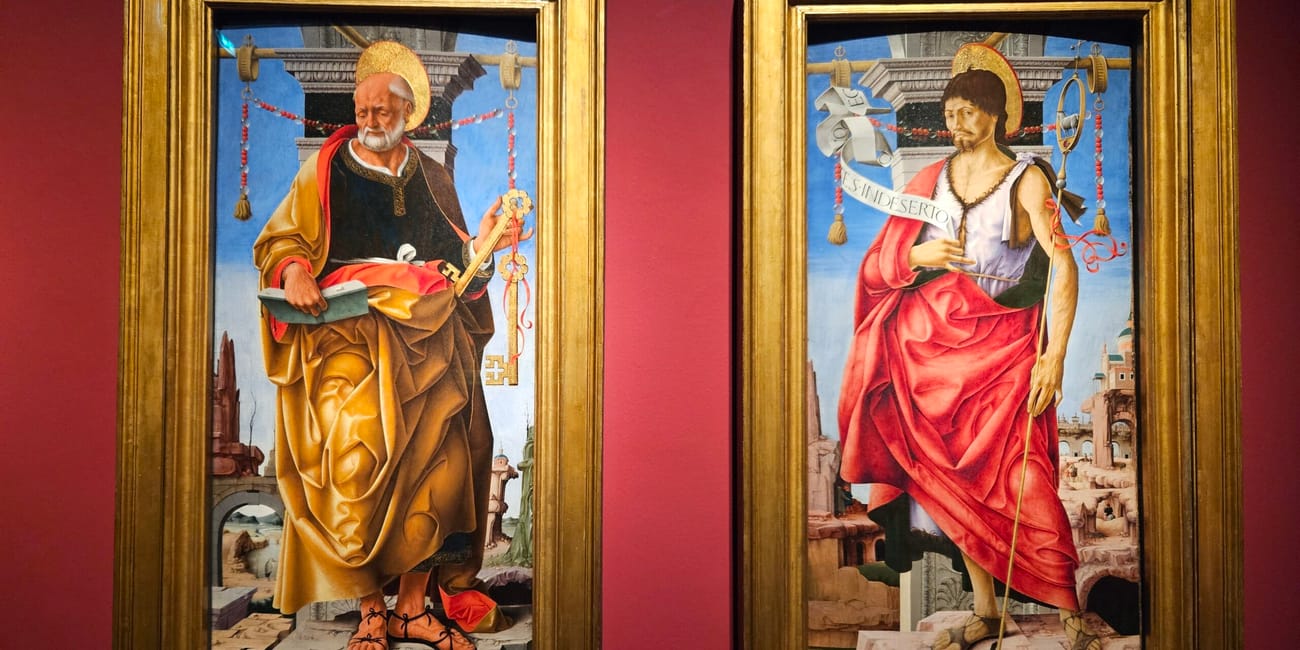 Dwa renesansowe obrazy świętych w pinacoteca di brera w mediolanie.