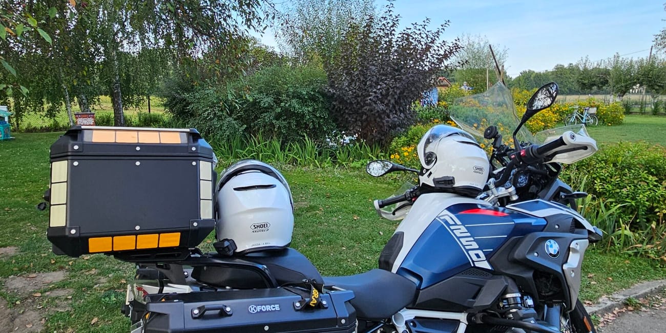 Motocykl bmw z kuframi zaparkowany w zalipiu.