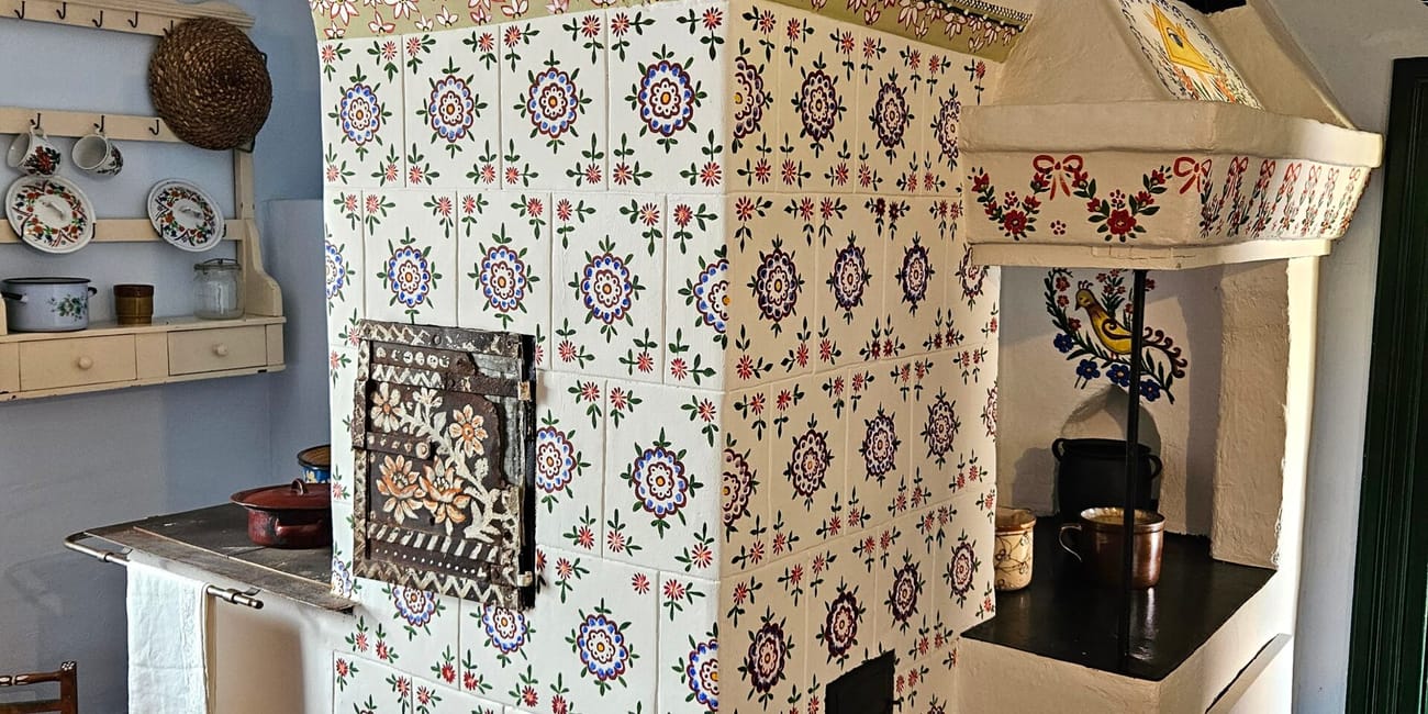 Kuchnia w homestead felicii curylowej w zalipiu z tradycyjnym piecem malowanym kwiatami
