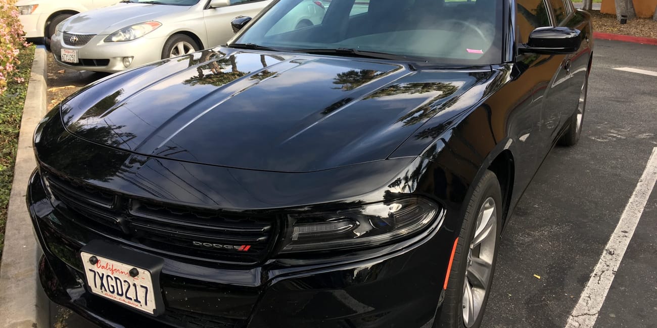 Czarny dodge charger na parkingu w usa, widok z przodu