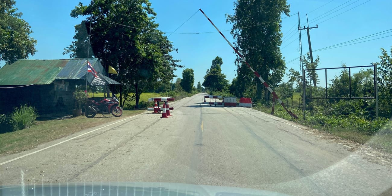 Droga w tajlandii z zamkniętym szlabanem i barierkami blokującymi przejazd