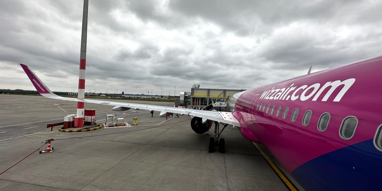 Samolot wizz air na płycie lotniska w budapeszcie pod pochmurnym niebem
