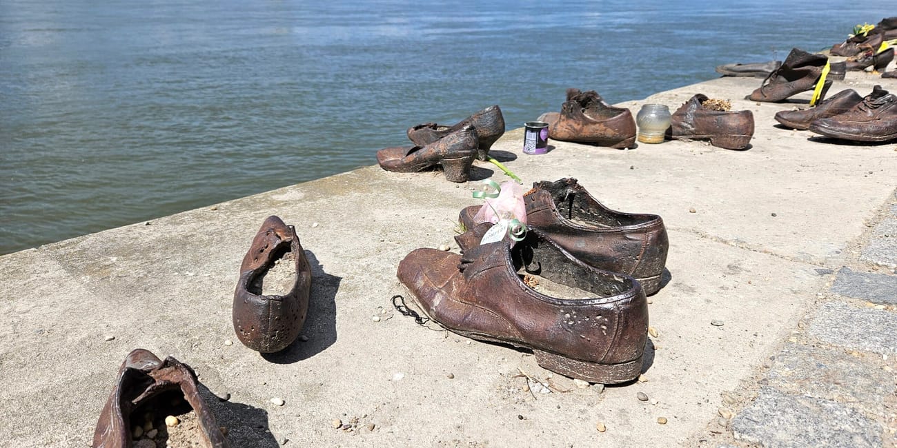 Buty nad dunajem w budapeszcie, pomnik shoes on the danube bank