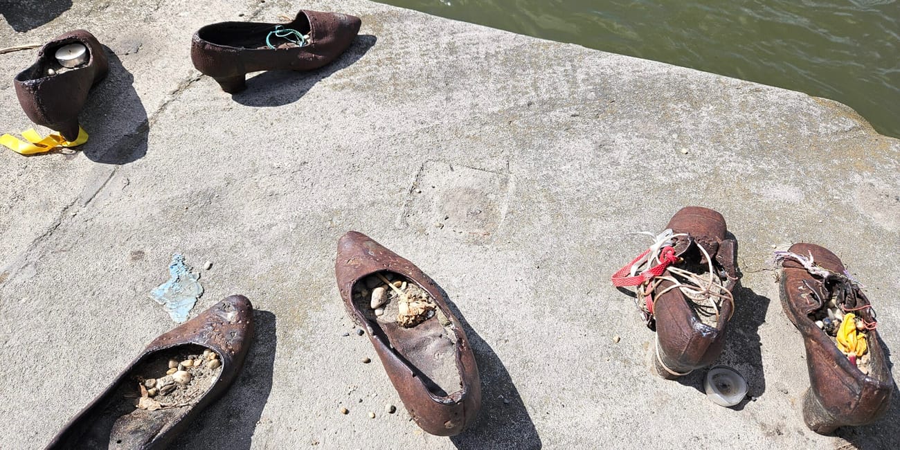 Buty na nabrzeżu dunaju w budapeszcie
