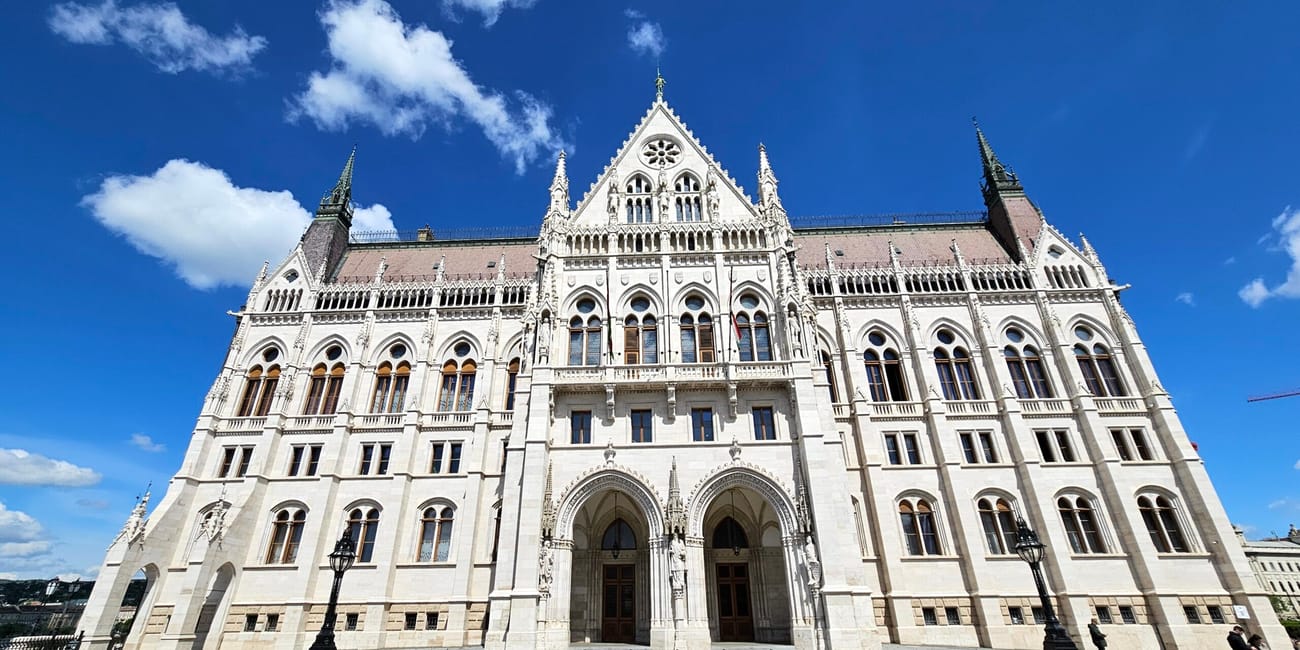 Budapeszt, parlament węgierski na tle błękitnego nieba