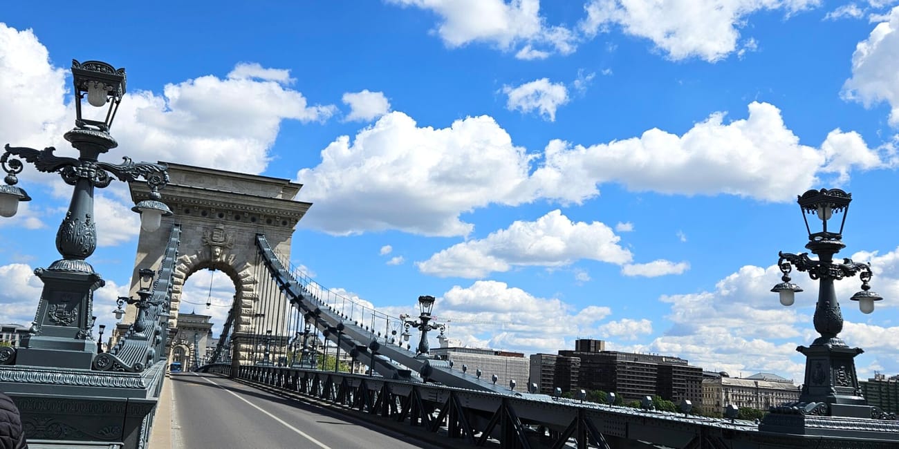 Most łańcuchowy w budapeszcie z ozdobnymi latarniami i błękitnym niebem