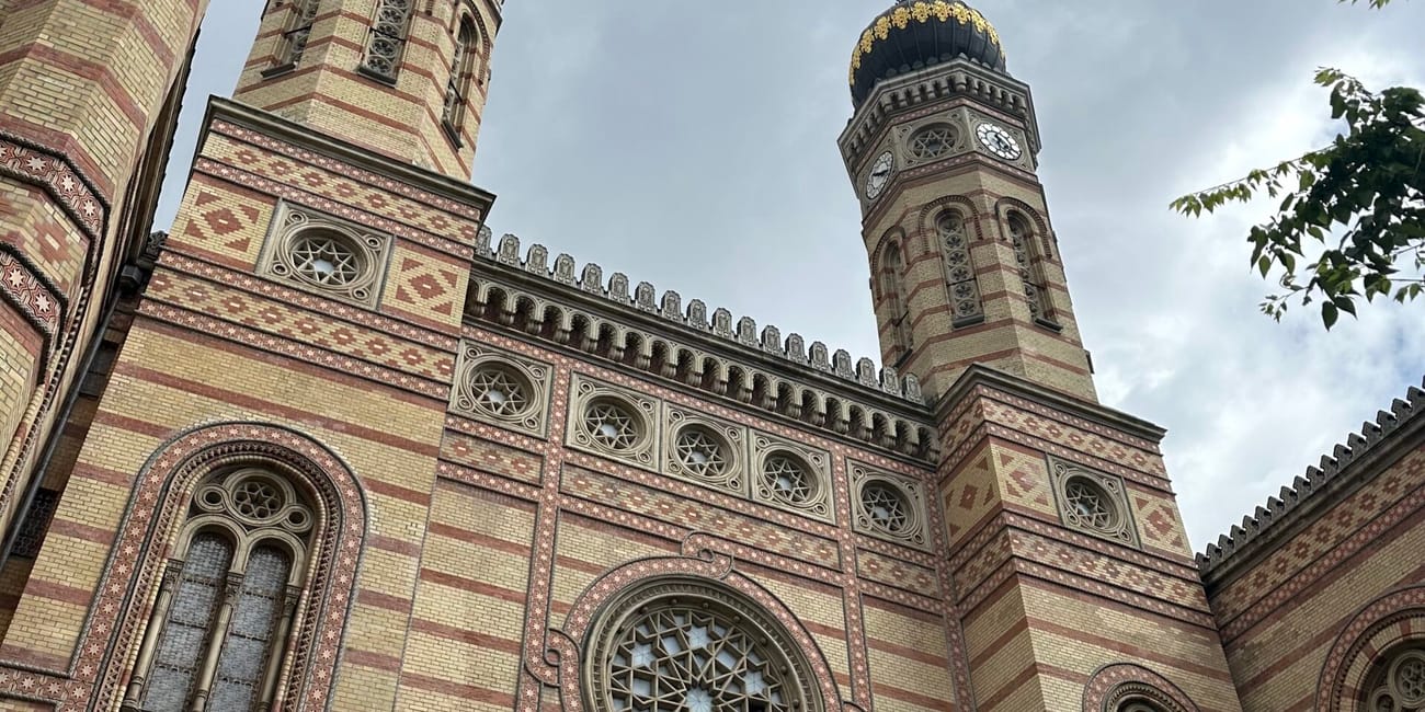 Wielka synagoga w budapeszcie z dwiema wieżami i ozdobną fasadą
