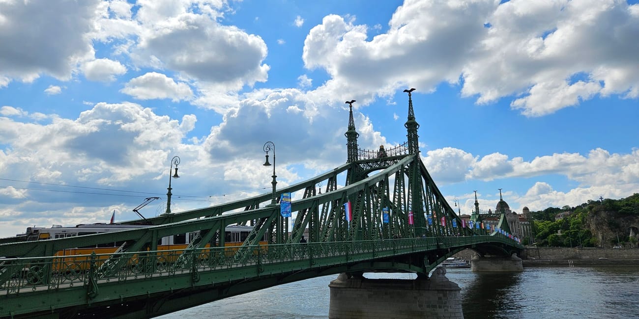 Most wolności w budapeszcie nad dunajem pod błękitnym, chmurnym niebem