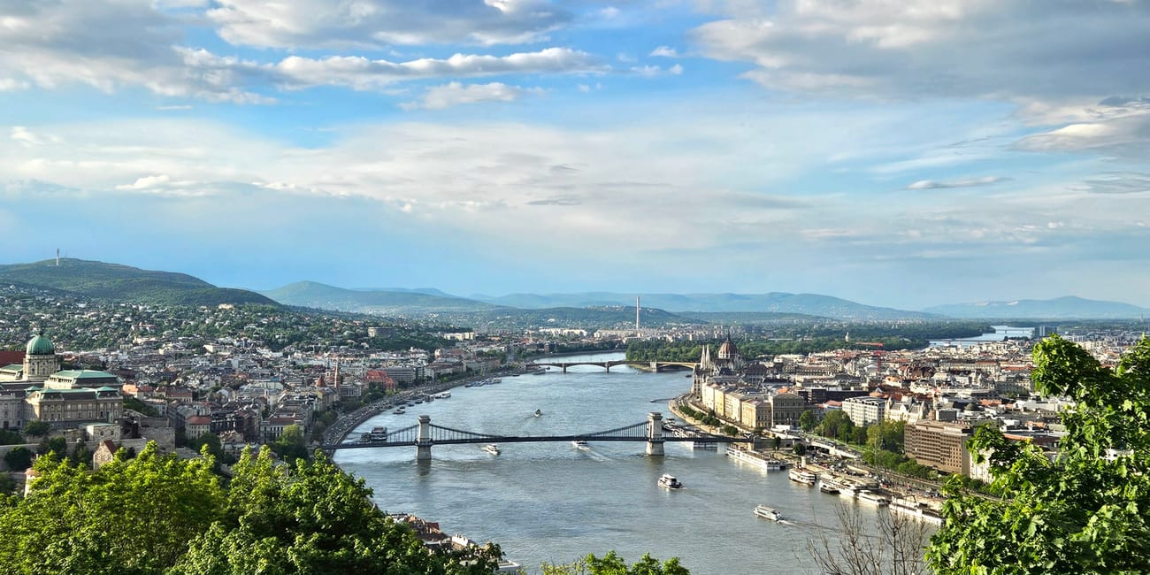Panorama budapesztu z gellert hill nad dunajem i mostami.