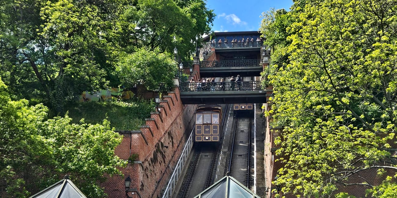 Budapeszt, kolejka linowa buda castle funicular z wejściem budavári sikló
