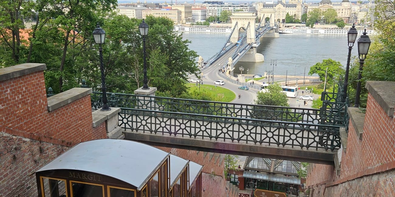 Kolejka linowa buda castle funicular w budapeszcie z widokiem na most i dunaj