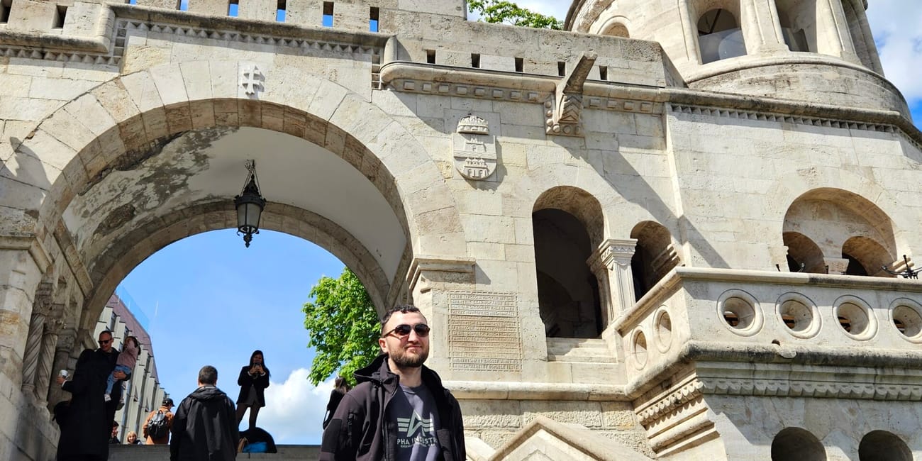 Budapest fisherman’s bastion z wieżą i schodami pod błękitnym niebem