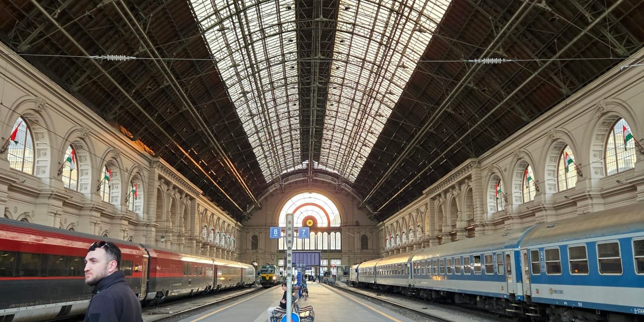 Hala główna dworca budapest main train station z pociągami na peronach
