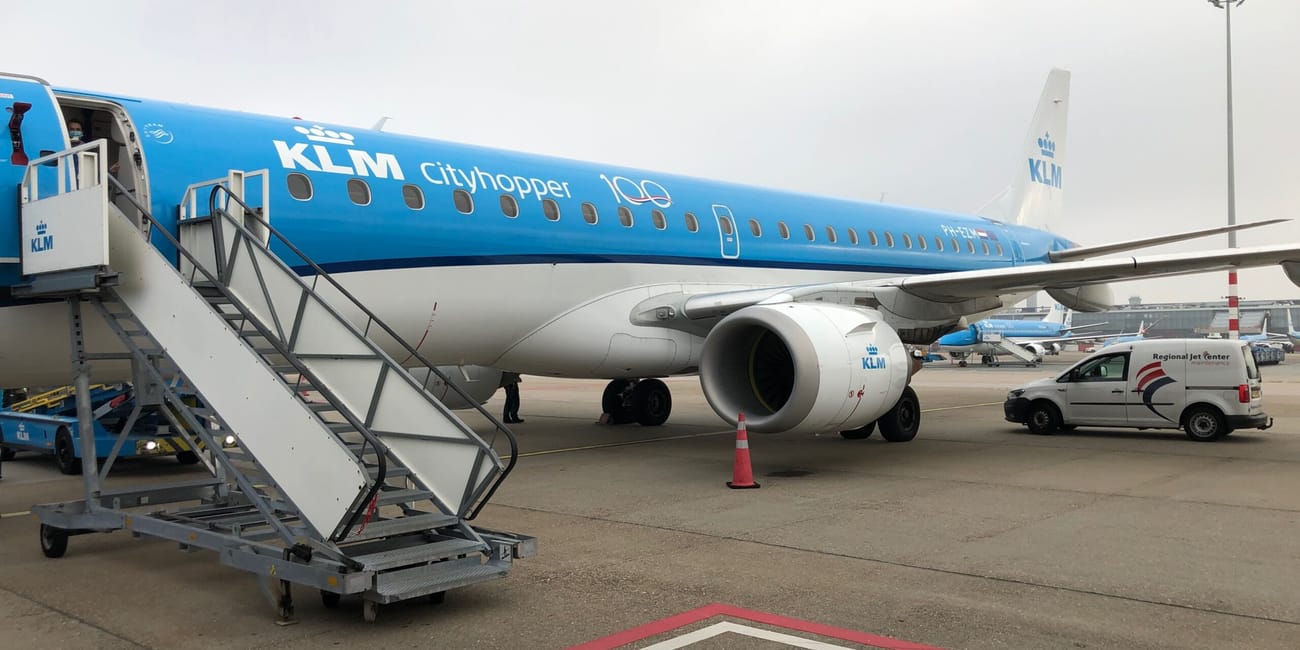 Samolot klm cityhopper na płycie lotniska amsterdam airport schiphol.