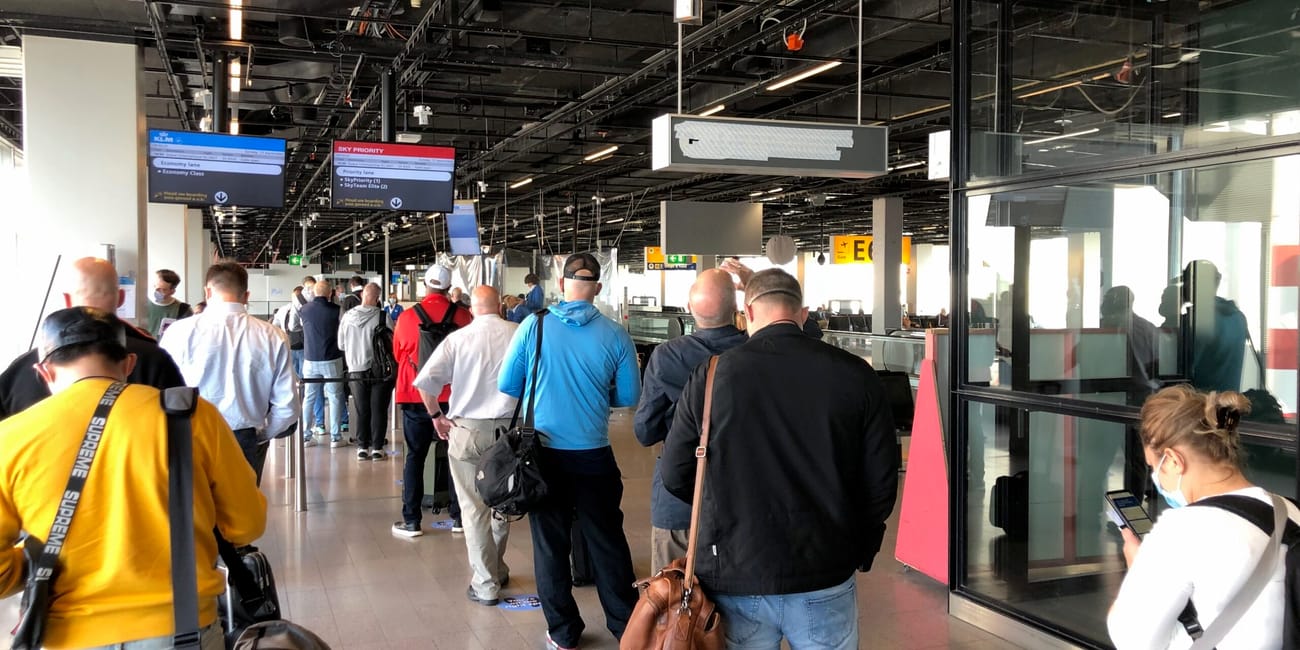 Kolejka pasażerów na odprawę na lotnisku amsterdam airport