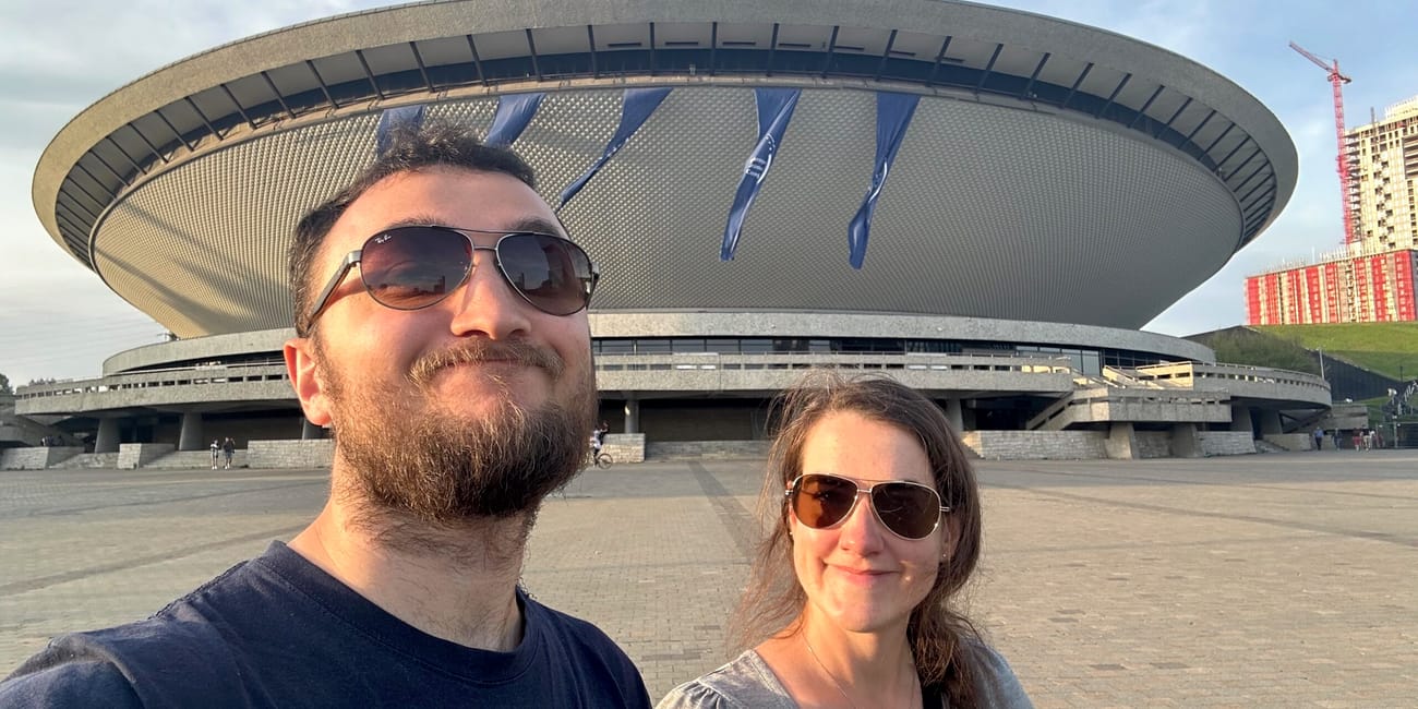 Selfie przed spodkiem w katowicach, z dwiema osobami na pierwszym planie.