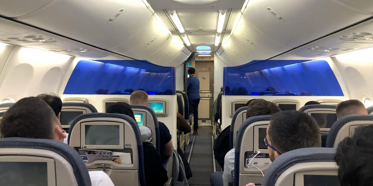 Wnętrze samolotu flydubai z pasażerami na pokładzie podczas lotu.