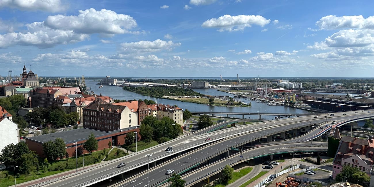 Panorama szczecina z estakadami, odrą i portem pod błękitnym niebem