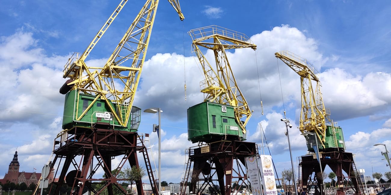 Żurawie portowe w szczecinie nad nabrzeżem.