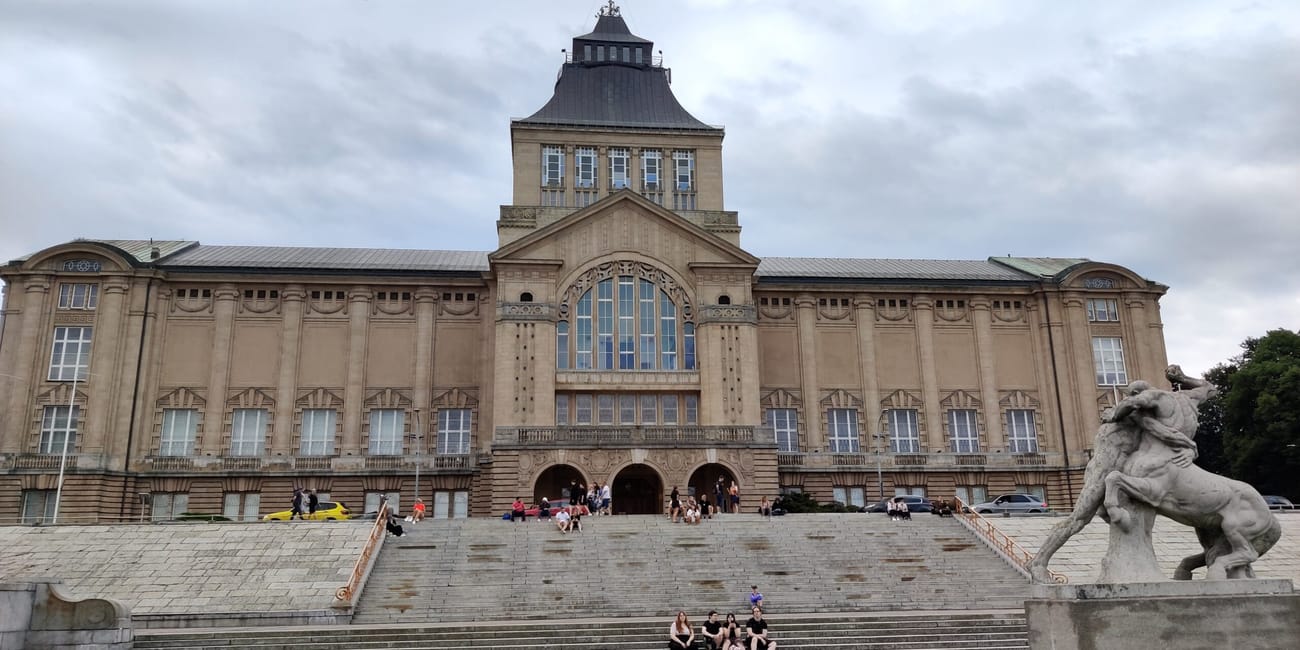 Wały chrobrego w szczecinie z monumentalnym budynkiem i schodami przed fasadą