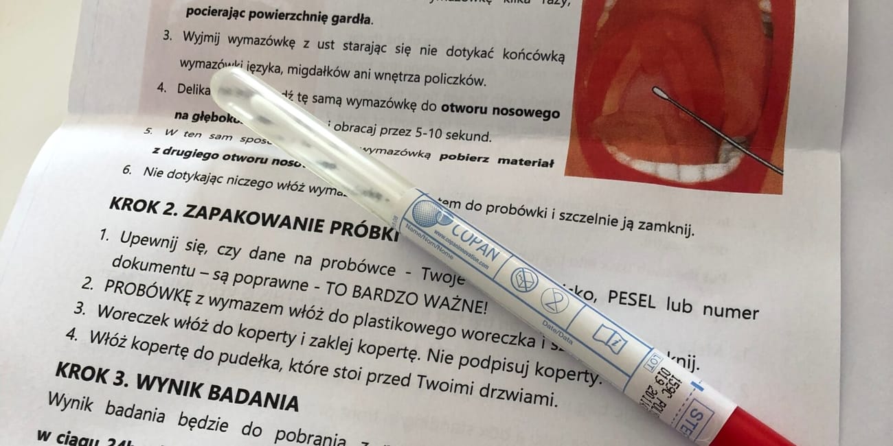 Instrukcja pobrania wymazu do testu covid-19 od warsaw genomics z probówką i wymazówką