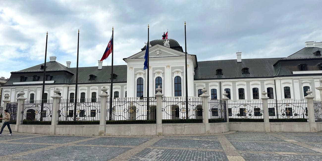 Pałac prezydencki w bratysławie z flagami na dziedzińcu