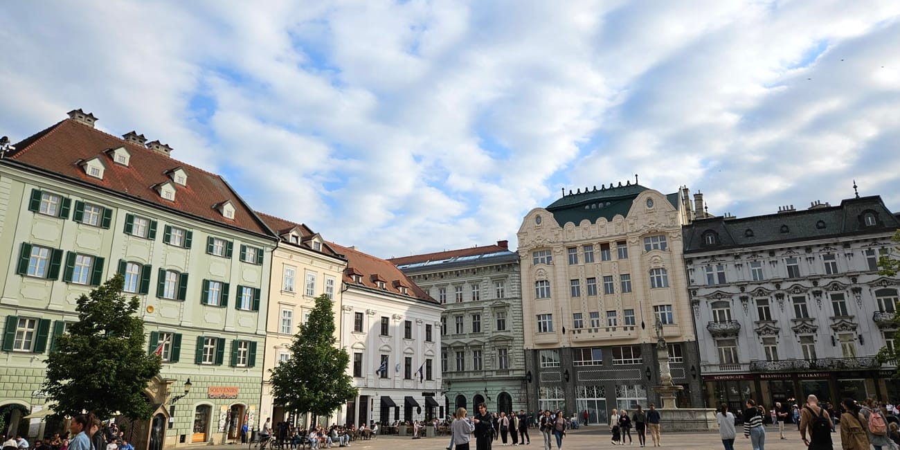 Bratysława, stare miasto z ratuszem staromiejskim i kolorowymi kamienicami na placu