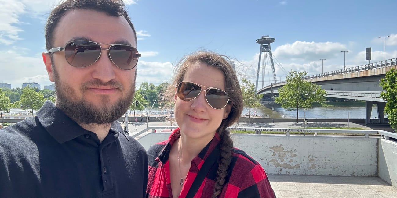 Para przy ufo bridge w bratysławie, w słoneczny dzień.